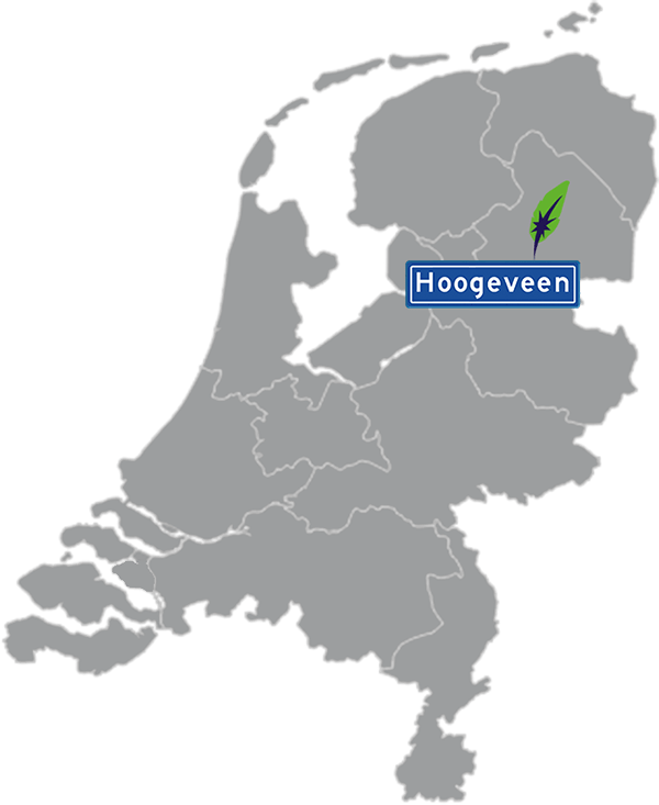 Grijze kaart van Nederland met Hoogeveen aangegeven voor maatwerk taalcursus Engels zakelijk - blauw plaatsnaambord met witte letters en Dagnall veer - transparante achtergrond - 600 * 733 pixels
